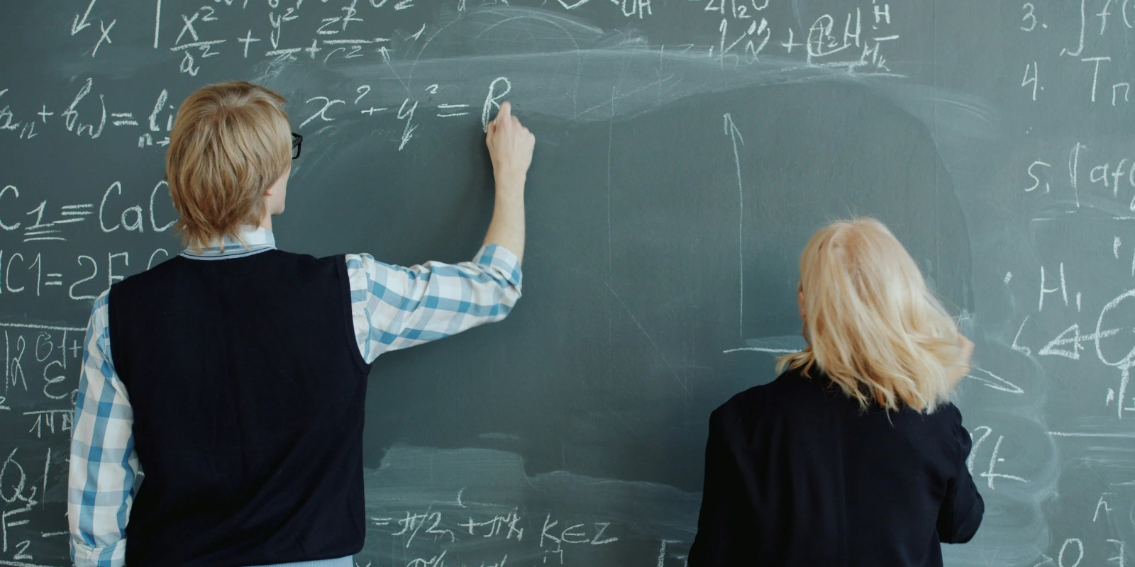 Comment Alléger la Formation d'Éducateur pour Jeunes Enfants avec une Licence en Sciences de l'Éducation